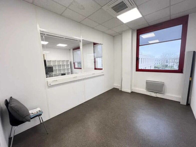 Office in Créteil for lease - Interior Photo - Image 3 of 6