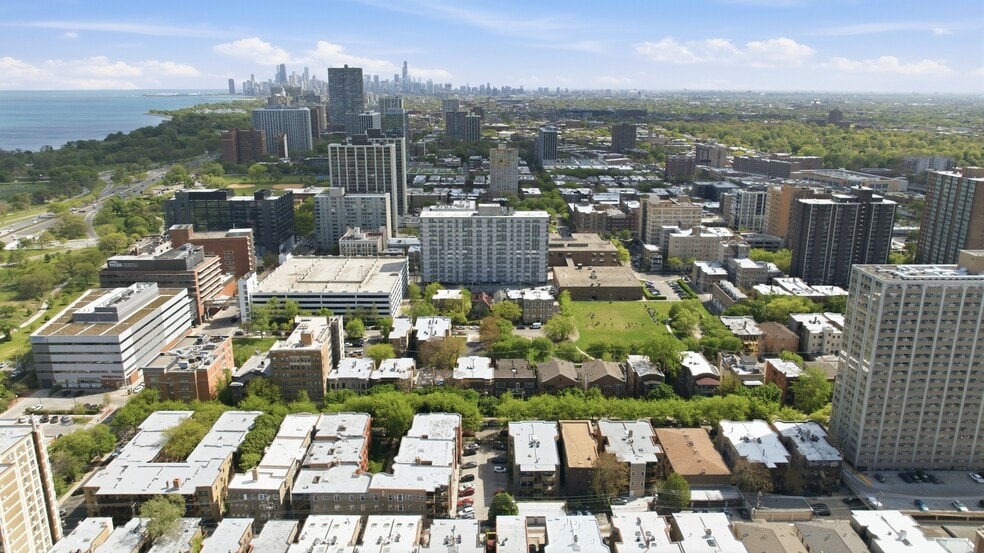 844 W Lakeside Pl, Chicago, IL for sale - Building Photo - Image 3 of 14