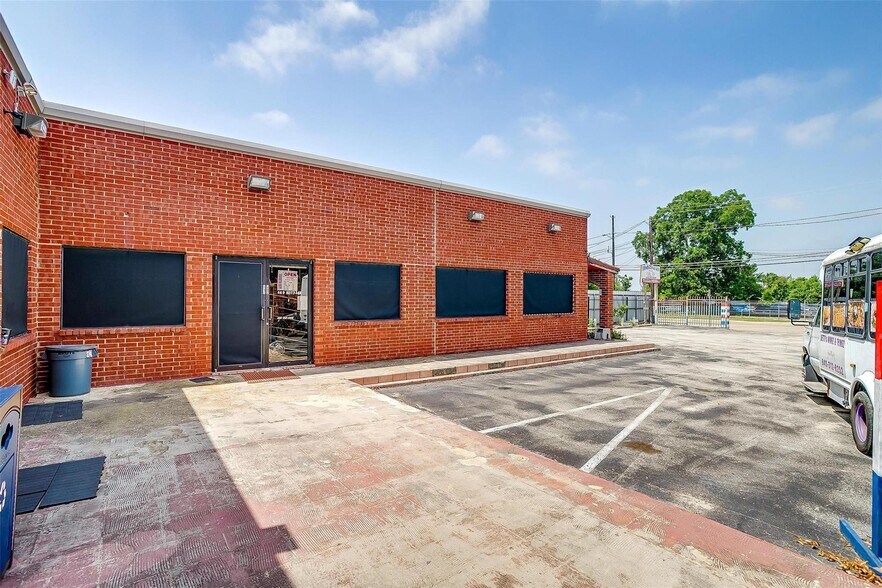 9738 Brockbank Dr, Dallas, TX à vendre - Photo du bâtiment - Image 3 de 7