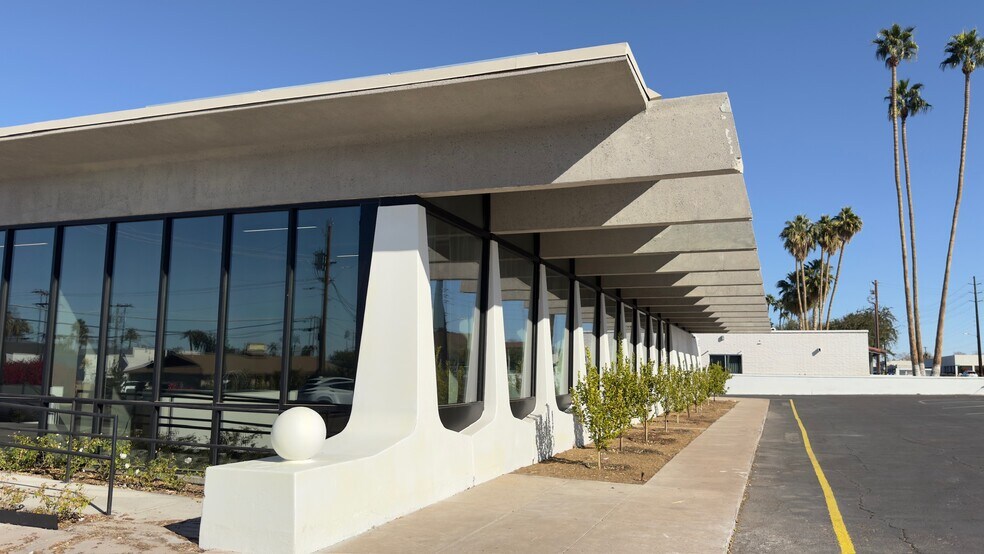 5628 E Thomas Rd, Phoenix, AZ à louer - Photo du bâtiment - Image 2 de 12