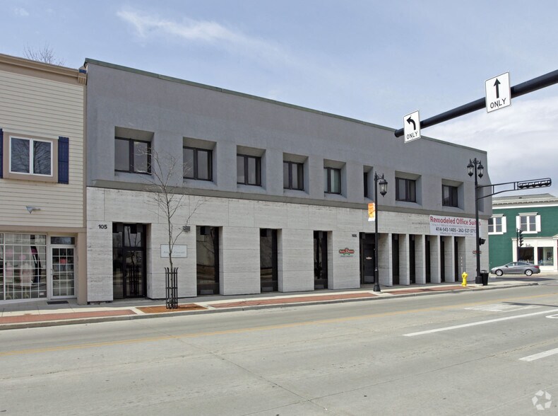 105 E Wisconsin Ave, Oconomowoc, WI à vendre - Photo du bâtiment - Image 3 de 10