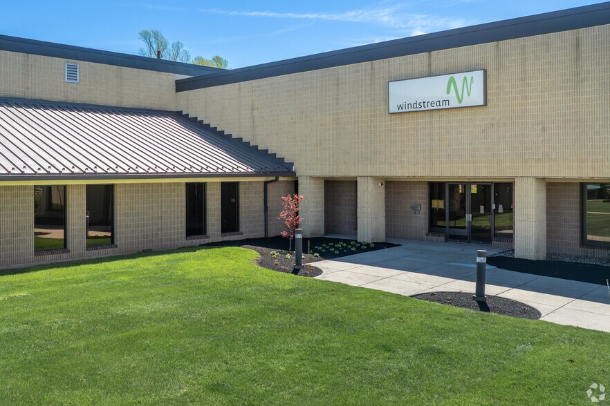 965 Thomas Dr, Warminster, PA à louer - Photo du bâtiment - Image 3 de 6