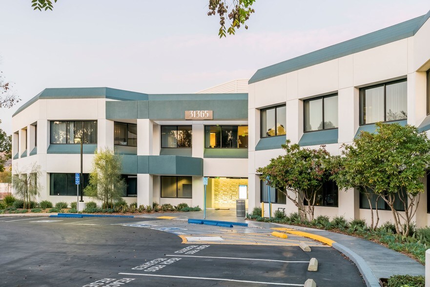 31355 Oak Crest Dr, Westlake Village, CA for lease - Building Photo - Image 2 of 13