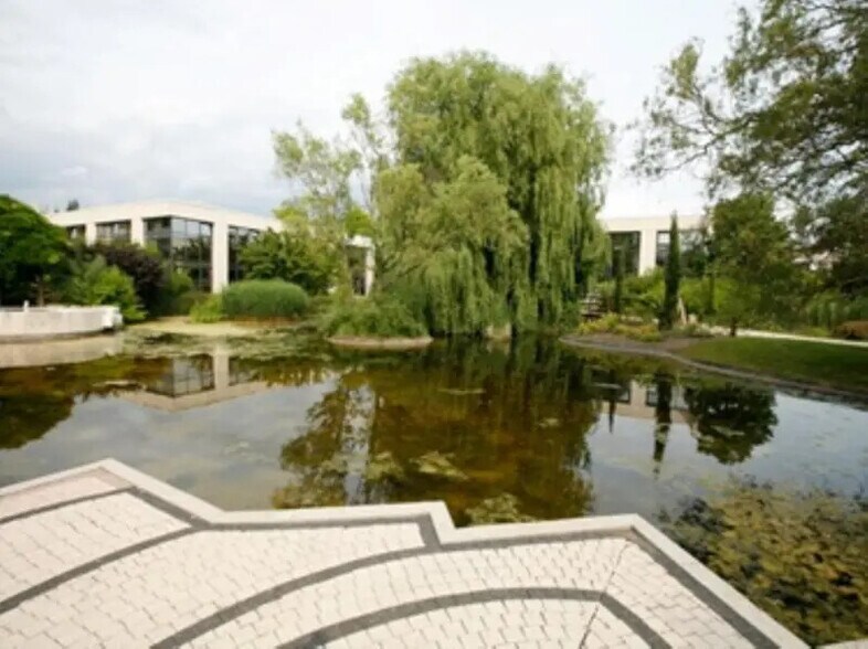 2 Rue Hélène Boucher, Guyancourt for lease - Building Photo - Image 2 of 4