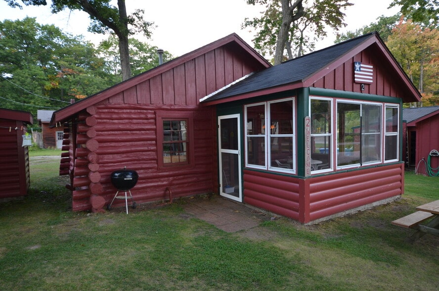 127 Oneida Dr, Houghton Lake, MI for sale - Building Photo - Image 3 of 13