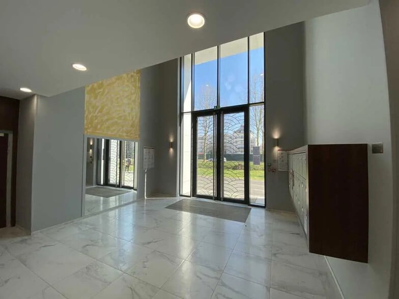 Office in Chessy for lease - Lobby - Image 2 of 9