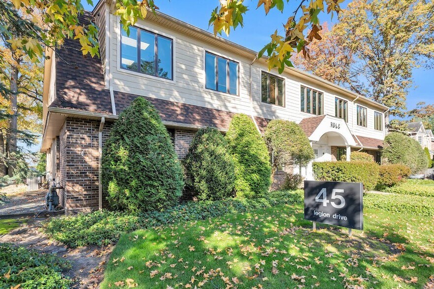 45 Legion Dr, Cresskill, NJ à vendre - Photo du bâtiment - Image 2 de 11