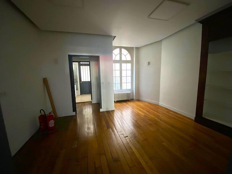 Retail in Paris for lease - Interior Photo - Image 3 of 5