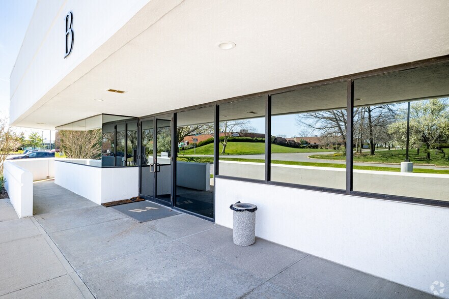 140 Adams Ave, Hauppauge, NY à louer - Photo du bâtiment - Image 2 de 9