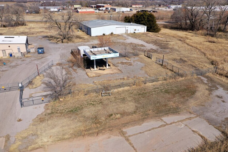 1710 Charles Allen Dr, Chickasha, OK à vendre - Photo du bâtiment - Image 2 de 6