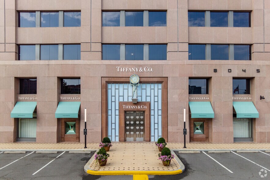 8045 Leesburg Pike, Vienna, VA à louer - Photo du bâtiment - Image 2 de 8