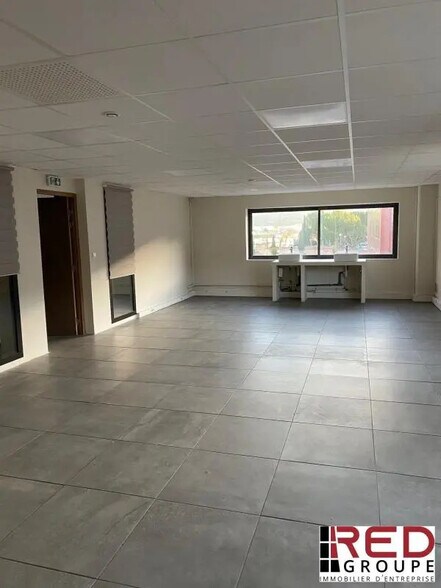 Flex in Aubagne for lease - Interior Photo - Image 2 of 5