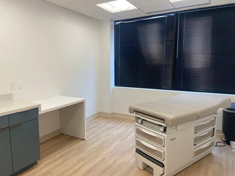 8603 Westwood Center Dr, Vienna, VA à louer - Photo intérieure - Image 3 de 9