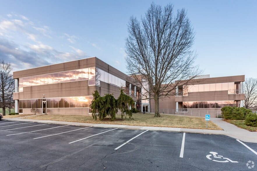 10525 NW Ambassador Dr, Kansas City, MO for lease - Building Photo - Image 2 of 6