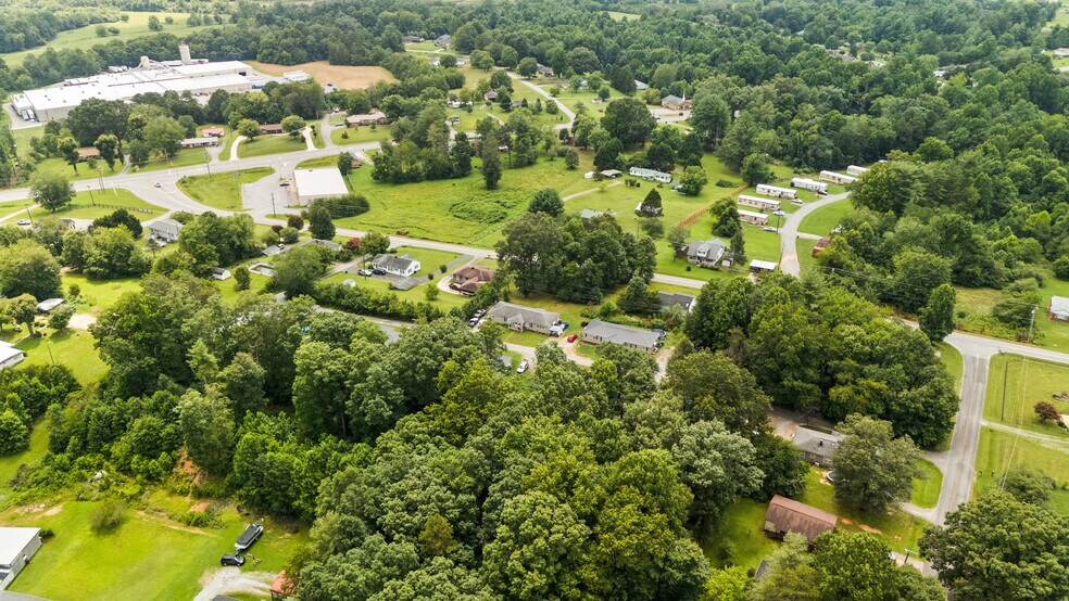 3346 Clay Apartments Ct, Lenoir, NC à vendre - Photo du bâtiment - Image 2 de 43