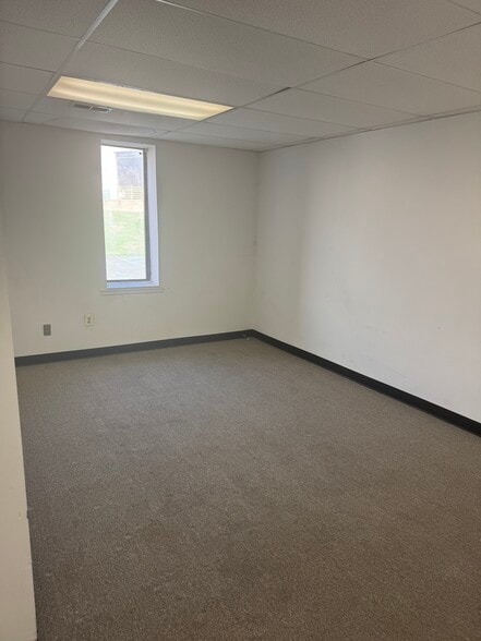 48 Vincent Cir, Warminster, PA for lease - Building Photo - Image 2 of 9