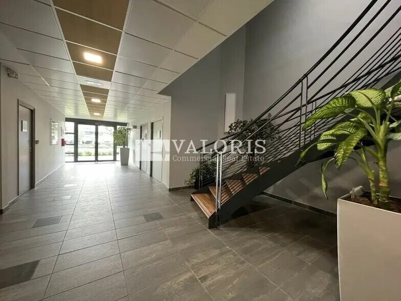 Bureau dans Saint-Priest à louer - Hall d’entrée - Image 2 de 15