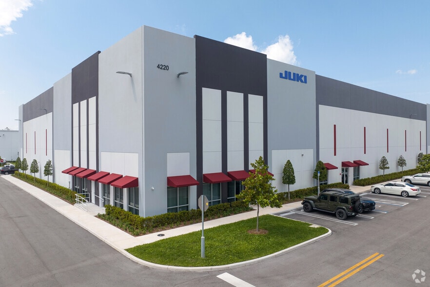 4220 W 104th St, Hialeah, FL for lease - Building Photo - Image 1 of 4