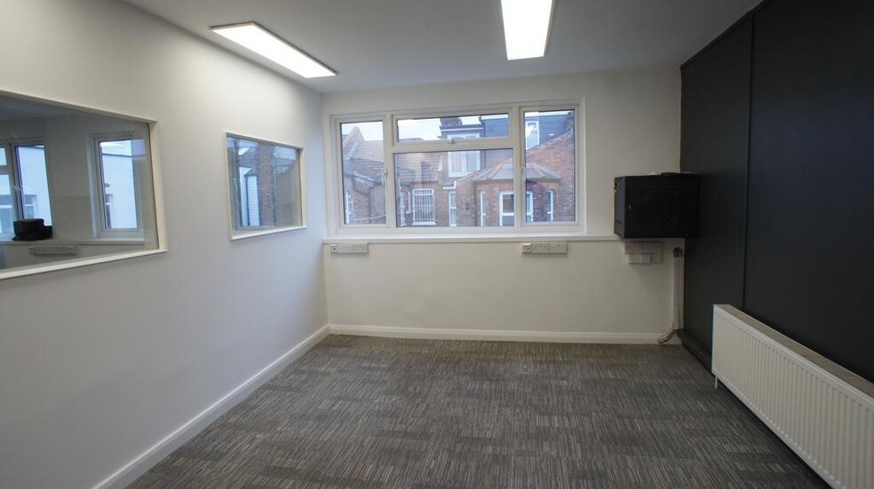 Bedford Rd, London for lease - Building Photo - Image 2 of 4