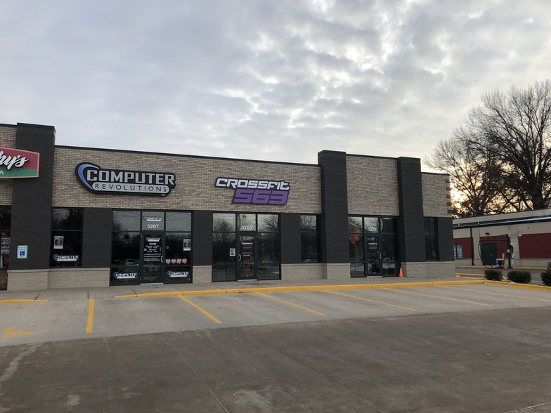 3203-3209 Devils Glen Rd, Bettendorf, IA for lease - Building Photo - Image 2 of 2