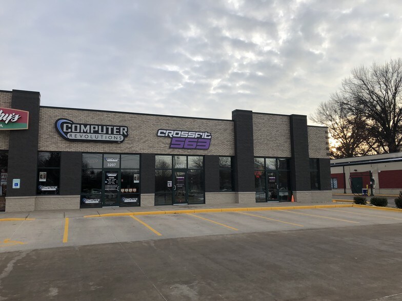 3203-3209 Devils Glen Rd, Bettendorf, IA à louer - Photo du bâtiment - Image 2 de 2