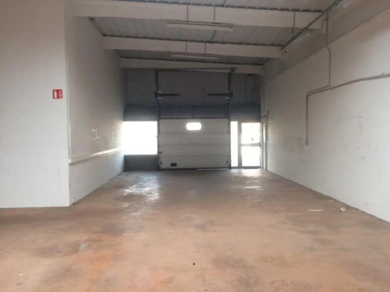 Flex in Trappes for lease - Building Photo - Image 2 of 5