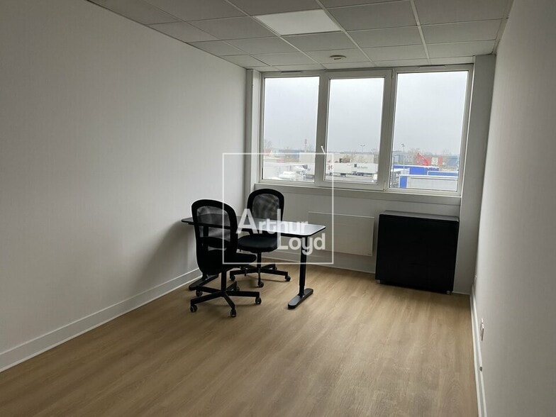 Office in Moissy-Cramayel for lease - Interior Photo - Image 1 of 4