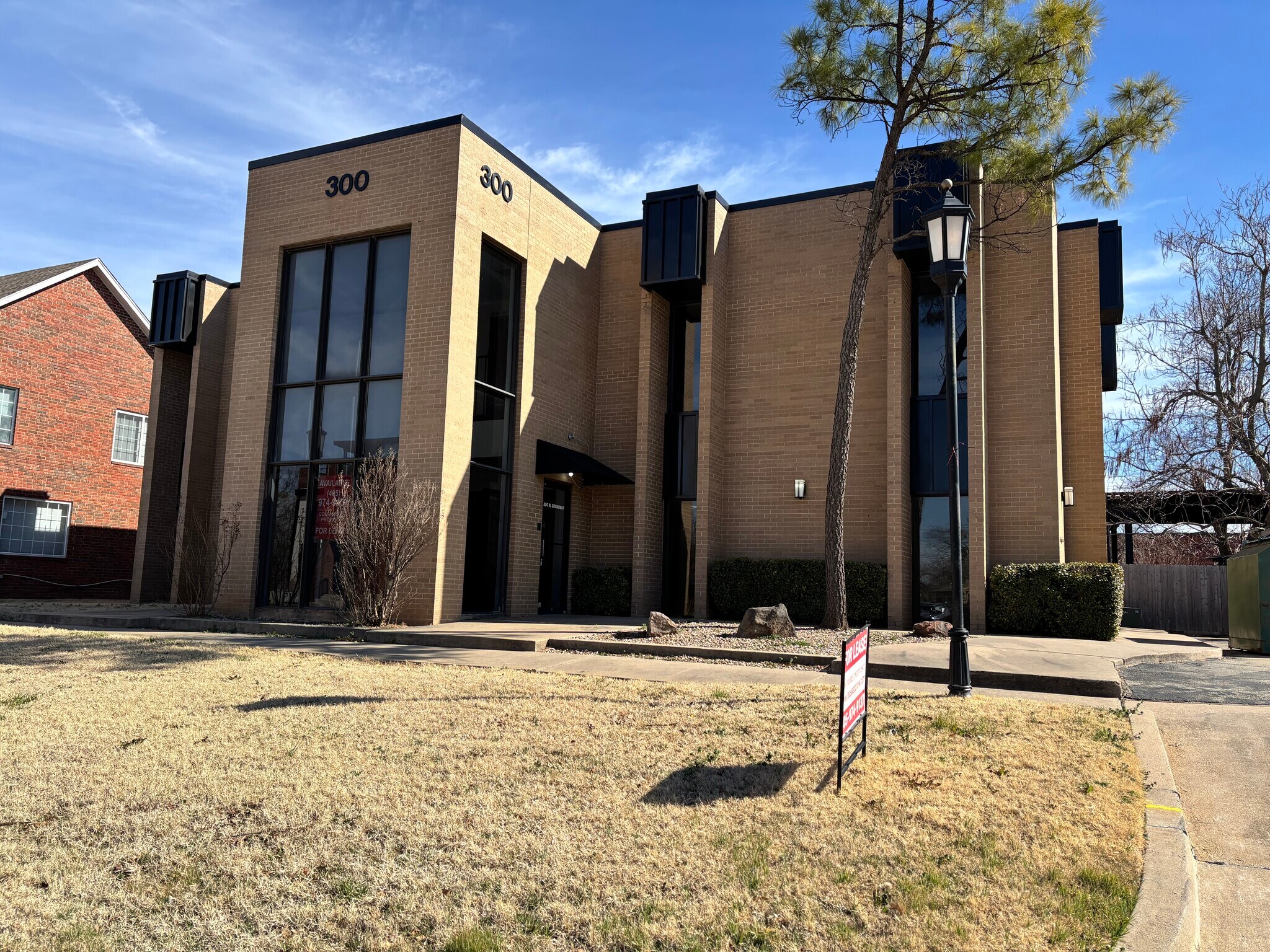 300 N Broadway, Edmond, OK à louer Photo principale- Image 1 de 3