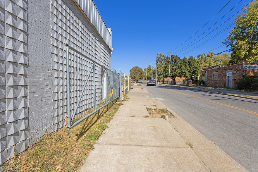 814 Brooklyn Ave, Kansas City, MO for sale - Building Photo - Image 3 of 26