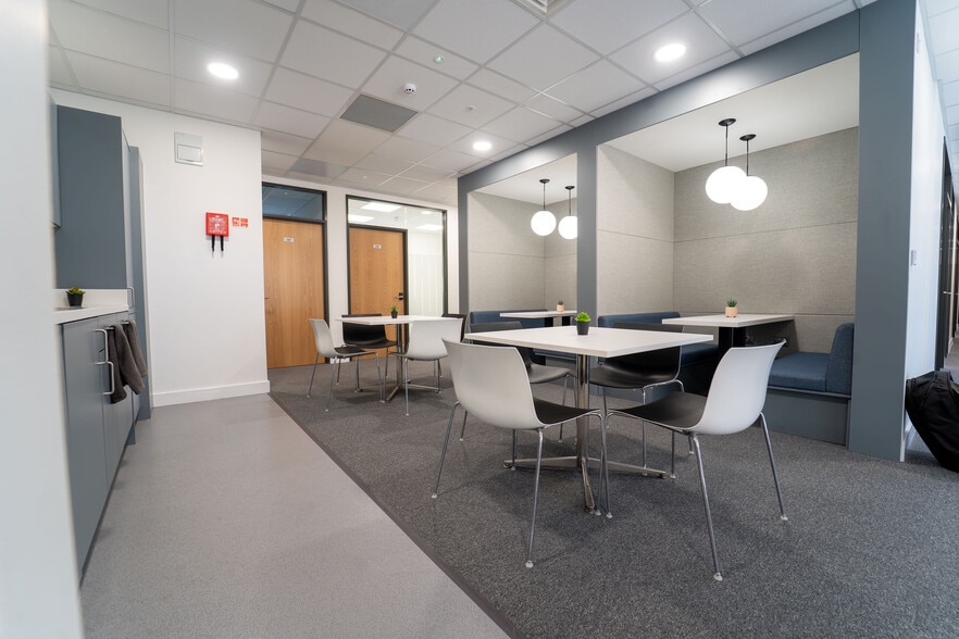 Chapelton Dr, Kirkcaldy for lease - Interior Photo - Image 3 of 10