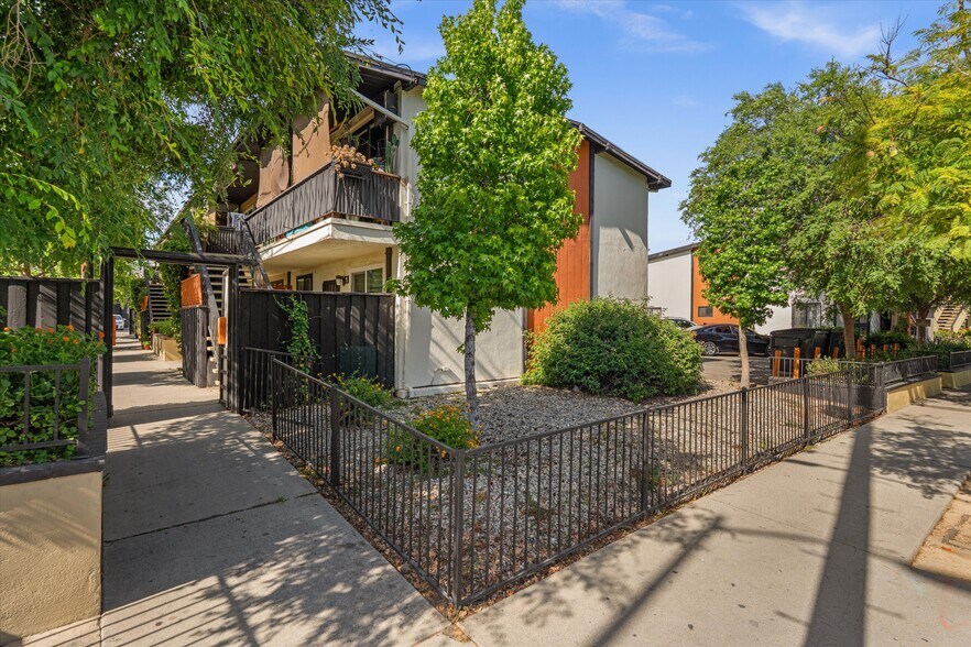 12515 Saticoy St, North Hollywood, CA à vendre - Photo du bâtiment - Image 2 de 11