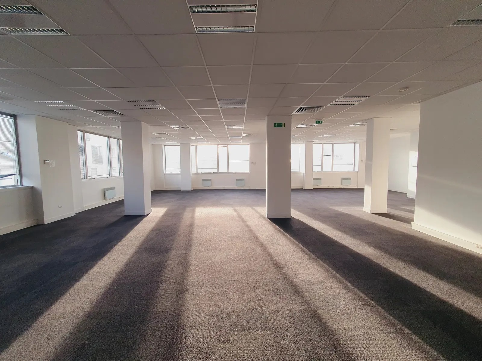 Office in Saint-Ouen-sur-Seine for lease Building Photo- Image 1 of 1