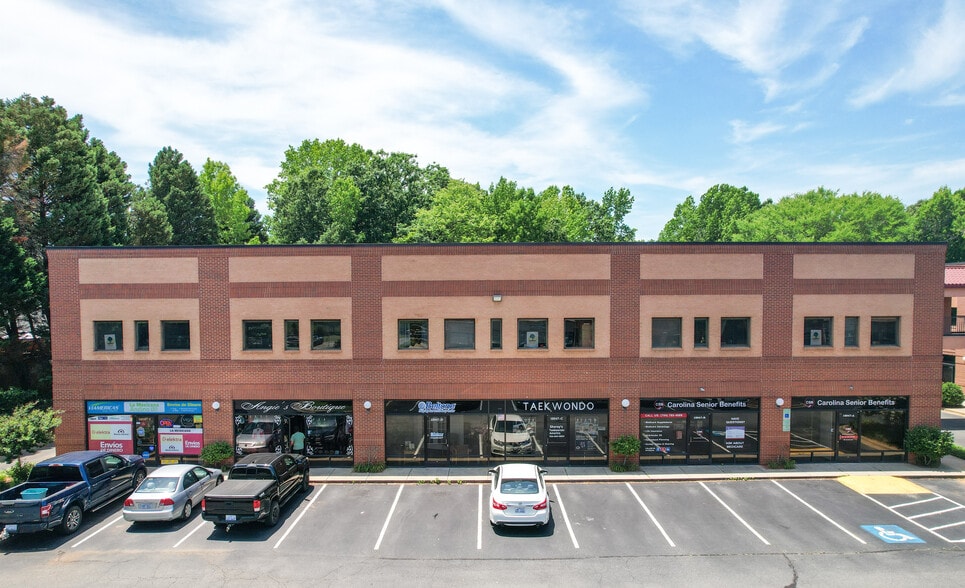 18047 W Catawba Ave, Cornelius, NC for lease - Building Photo - Image 2 of 6
