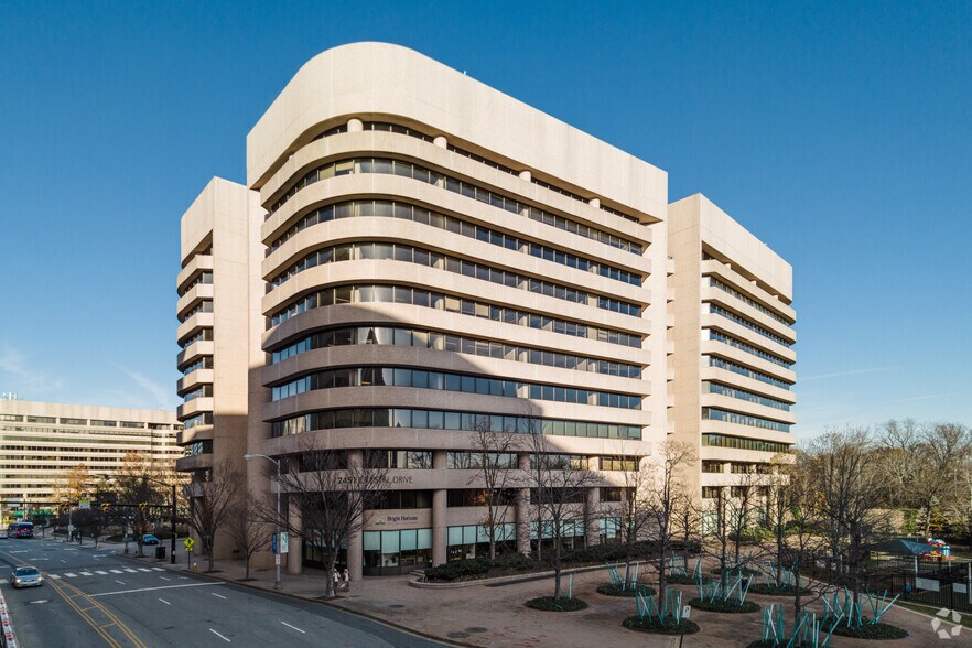 2451 Crystal Dr, Arlington, VA à louer - Photo du bâtiment - Image 1 de 42