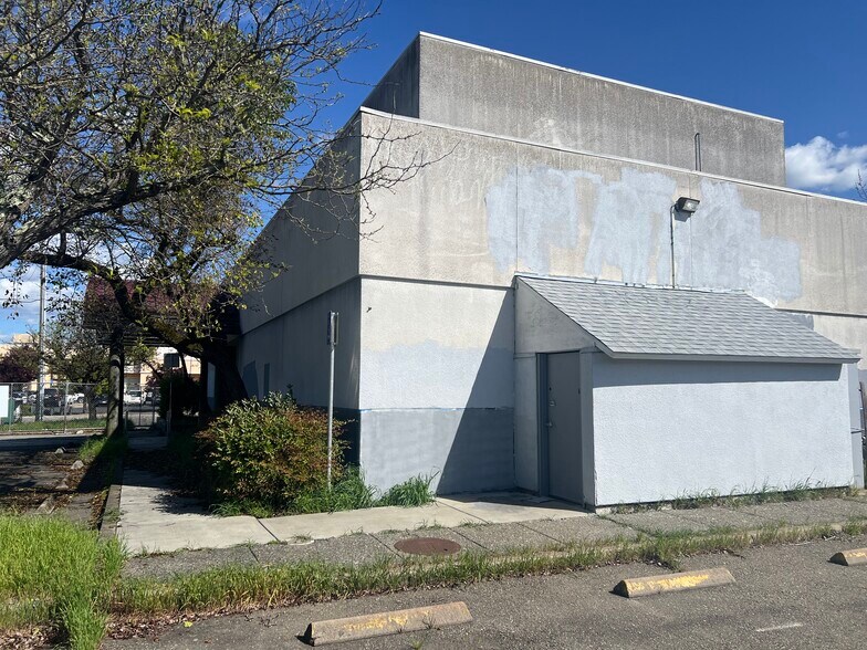 2265 Cleveland Ave, Santa Rosa, CA à louer - Photo du bâtiment - Image 3 de 8