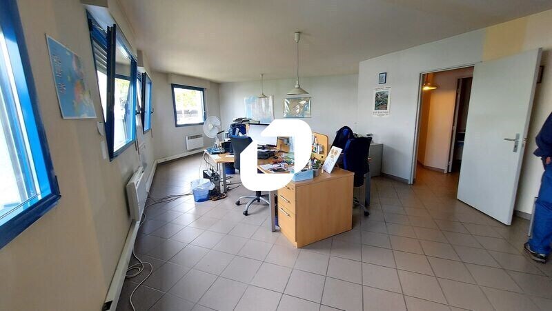 Office in Buchelay for lease Interior Photo- Image 1 of 9