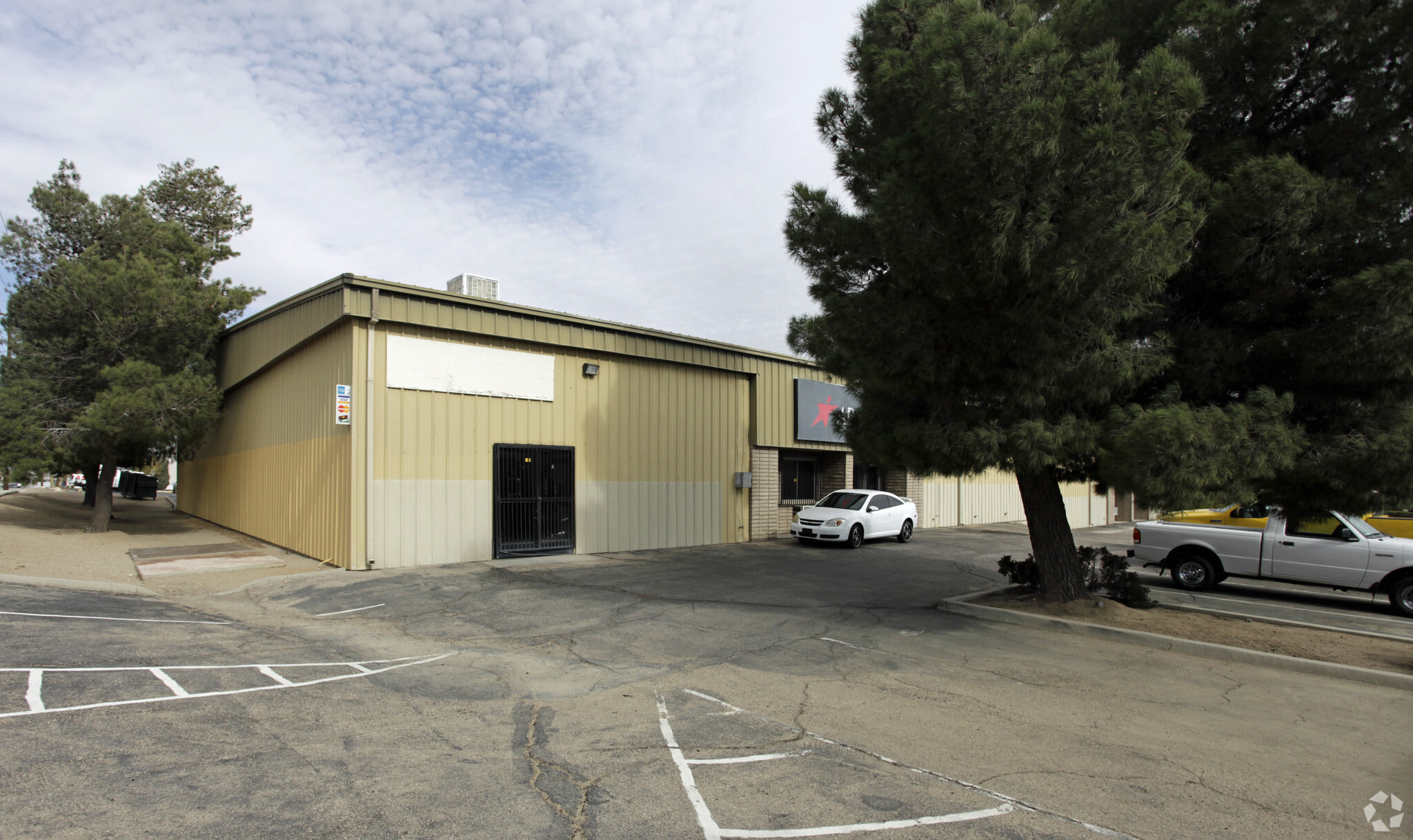 15330 Tamarack Dr, Victorville, CA for lease Primary Photo- Image 1 of 15