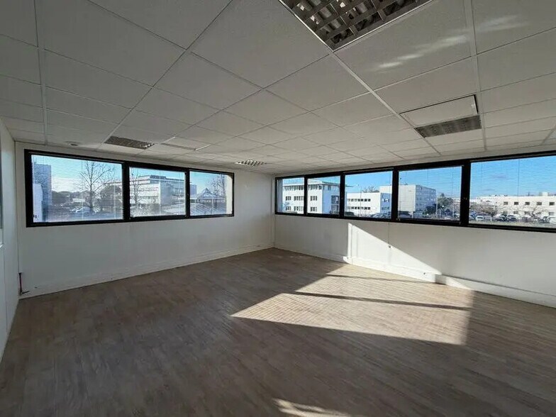 Office in Mérignac for lease - Interior Photo - Image 2 of 9