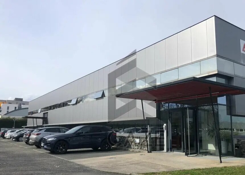 Office in Lormont for lease Building Photo- Image 1 of 7