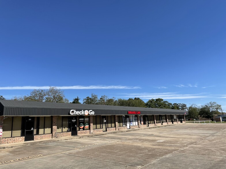 310 E Davis St, Conroe, TX for lease - Building Photo - Image 2 of 3