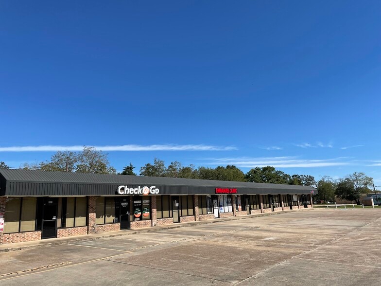 310 E Davis St, Conroe, TX for lease - Building Photo - Image 3 of 4