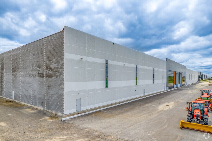 865 Gibraltar Rd, Vaughan, ON à louer - Photo du bâtiment - Image 2 de 11