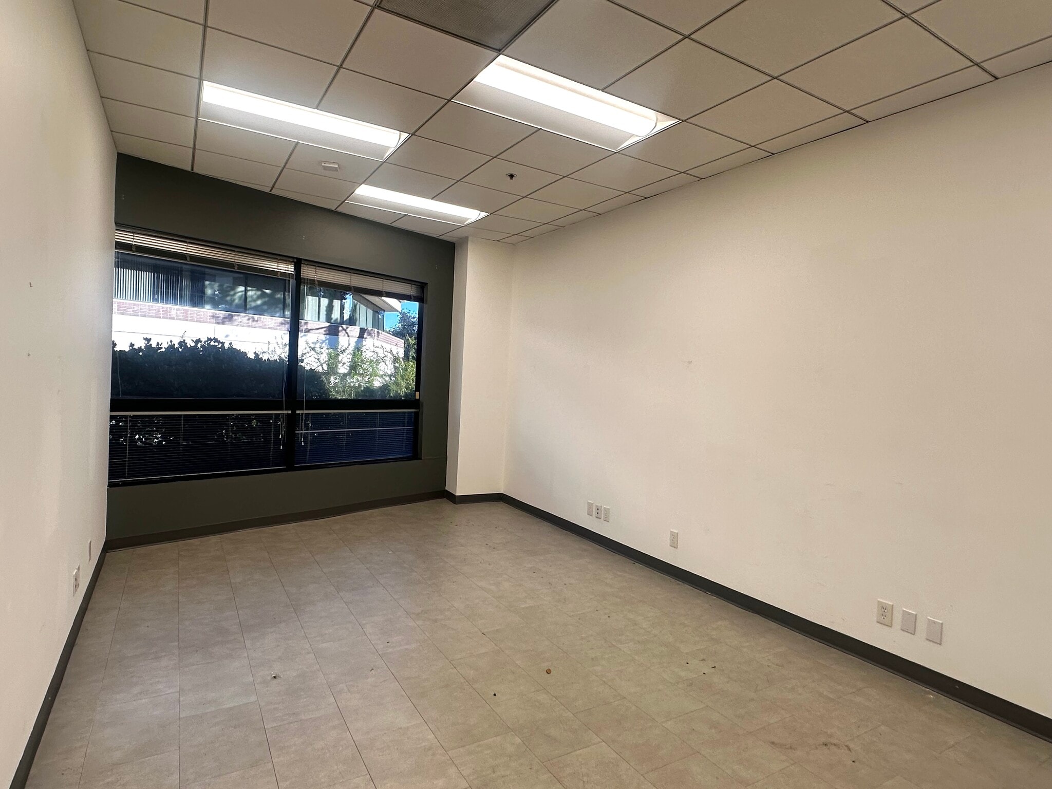 21900 Burbank, Woodland Hills, CA for lease Interior Photo- Image 1 of 6