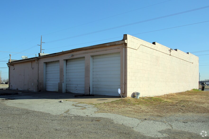 2494 N Lewis Ave, Tulsa, OK à vendre - Photo du bâtiment - Image 2 de 3