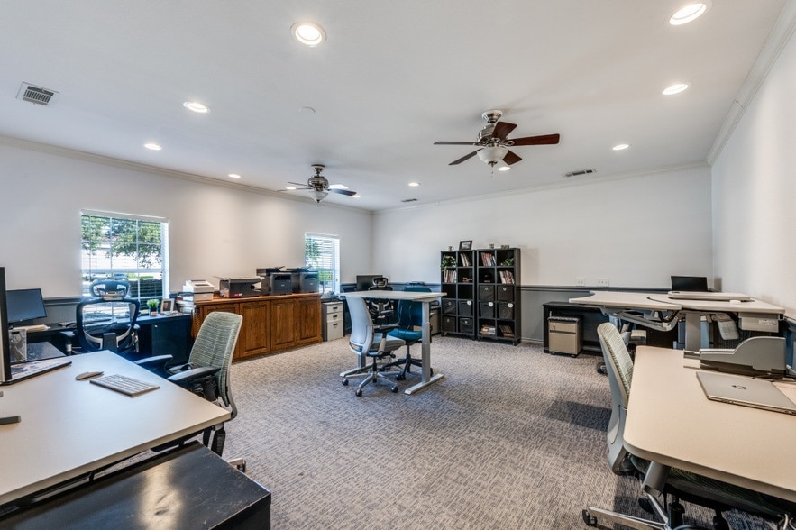 2028 Bedford Rd, Bedford, TX à vendre - Photo intérieure - Image 3 de 9