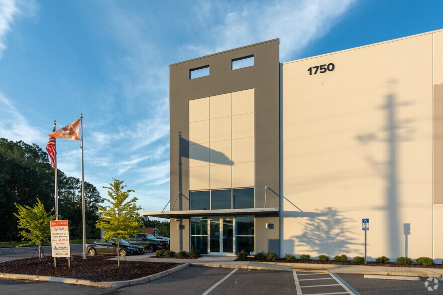 1750 Airport Rd, Jacksonville, FL à louer - Photo du bâtiment - Image 2 de 5