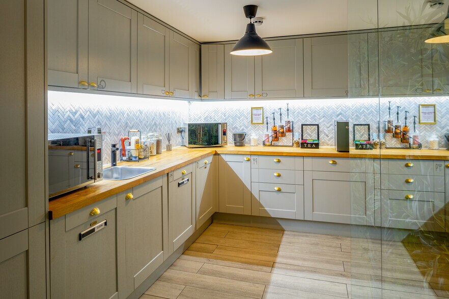 49 Grosvenor St, Londres à louer - Photo du bâtiment - Image 3 de 16