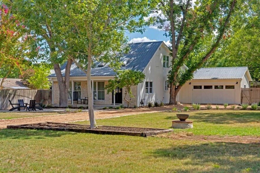205 E Centre St, Fredericksburg, TX à vendre - Photo du bâtiment - Image 1 de 13