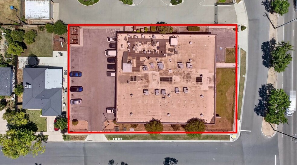 3727 N 1st St, Fresno, CA à louer - Photo du bâtiment - Image 2 de 37