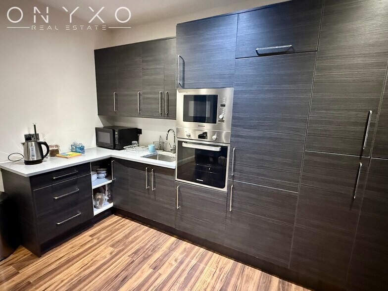 1390 Uxbridge Rd, Uxbridge à louer - Photo du bâtiment - Image 3 de 6